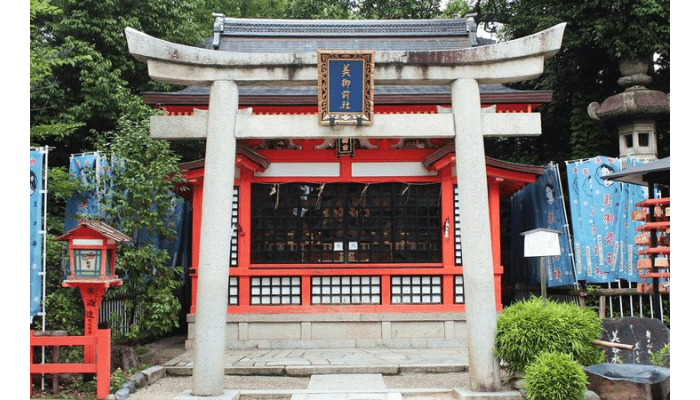 Yasaka Shrine / Utsukushi Gozen-sha